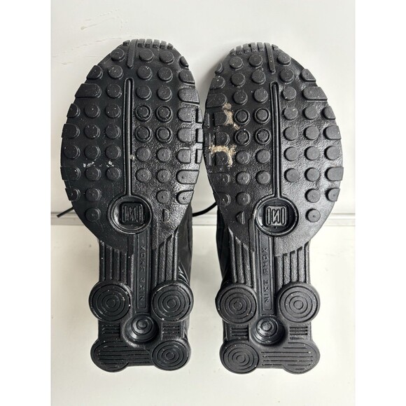 Nike Shox R4 Black Sneakers, Mens Size 8.5, HQ1988-001. Used Good Condition